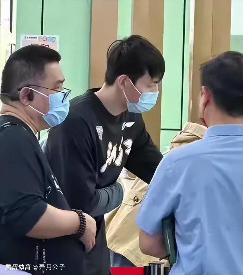 即便他看到陆昊天右拳，猛然攻向叶辰的胸口。